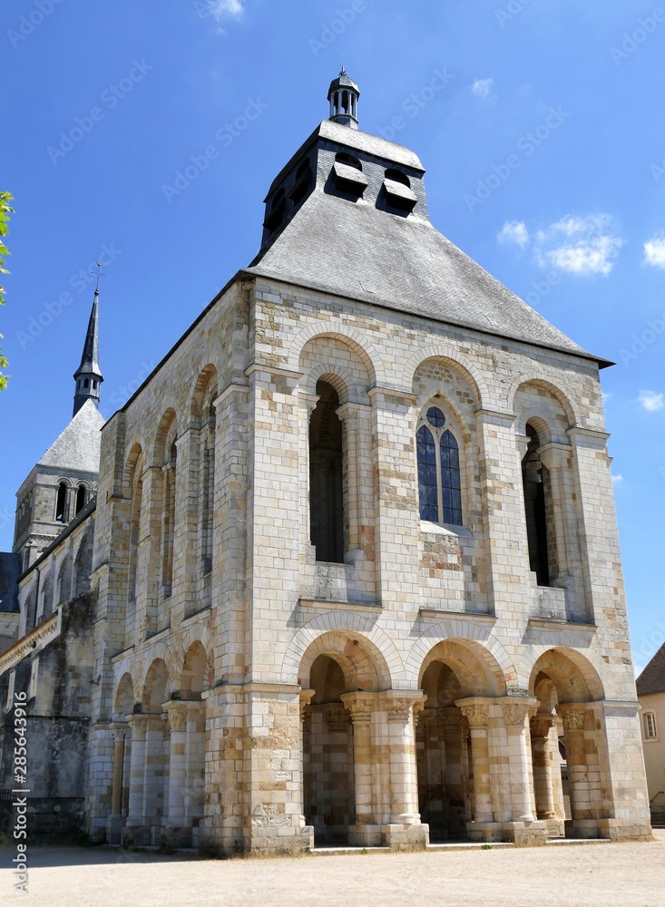 La tour-porche de l’abbaye de Fleury à Saint-Benoît-sur-Loire, Loiret, France 