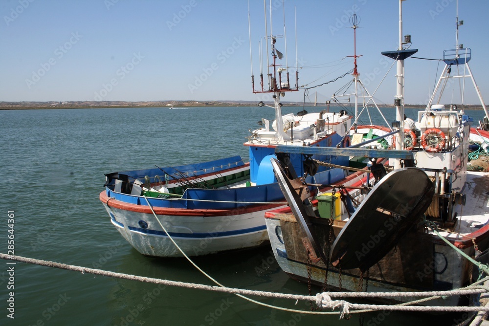 Barco de pesca fondeado en un puerto