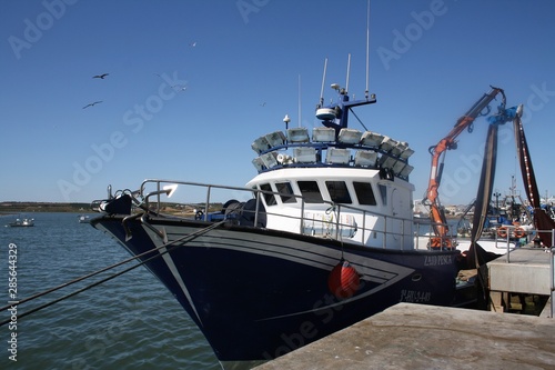 Barco de pesca fondeado en un puerto photo