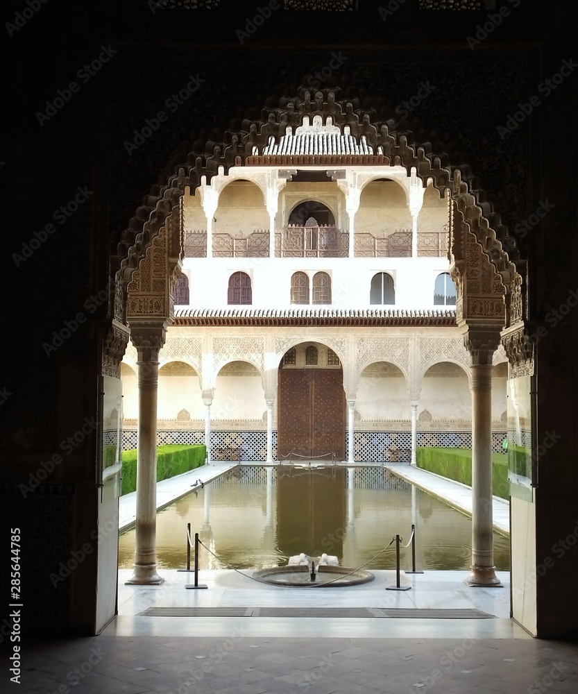 Patio con estanque de la Alhambra de Granada