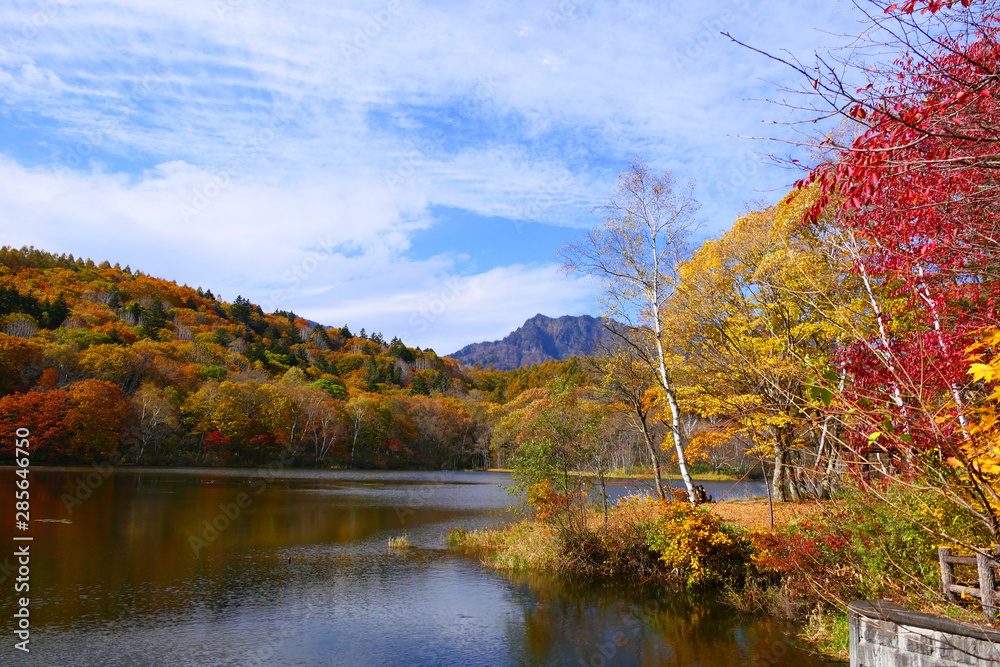 妙高戸隠高原国立公園。秋の小鳥が池より戸隠連峰を望む。長野　日本。１０月下旬。