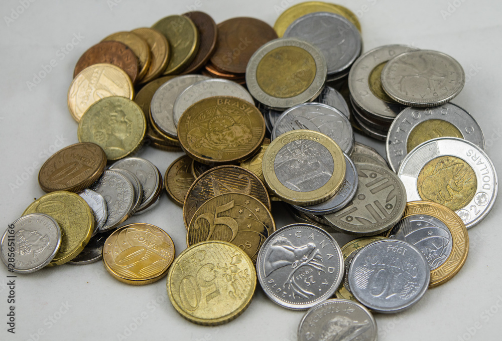 Foto De Dinheiro Em Notas E Moedas De Varias Partes Do Mundo Do Stock foto-de-dinheiro-em-notas-e-moedas-de-varias-partes-do-mundo-do-stock