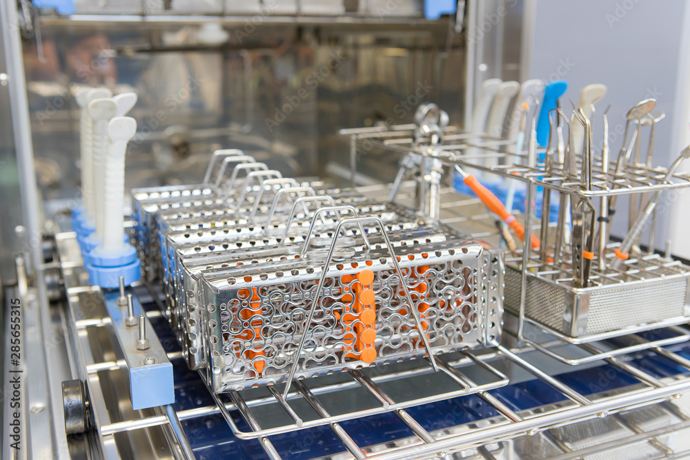 Naklejka premium various dental instruments after sterilization. Close-up