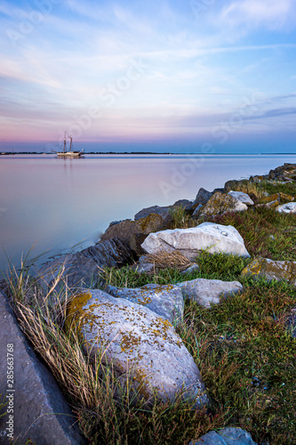 Segelschiff an der Küste