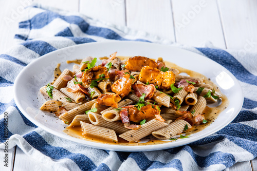 Pasta with chanterelle mushrooms, bacon and sauce