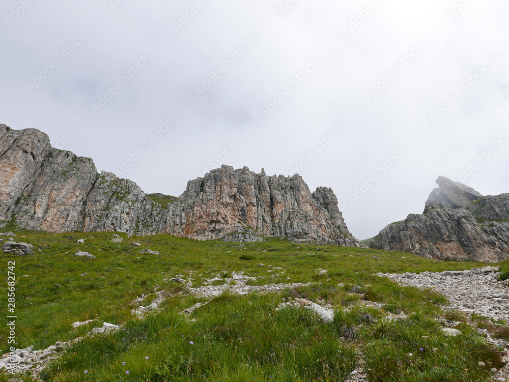 maestosi e suggestivi panorami montani delle dOLOMITI IN  ESTATE, TRA ROCCE E VALLATE