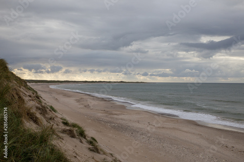 Dunkle Wolken an der Nordseeküste in Dänemark