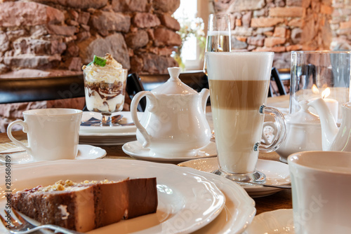 Stół w kawiarni z ciastem czekoladowym kawa latte i tiramisu