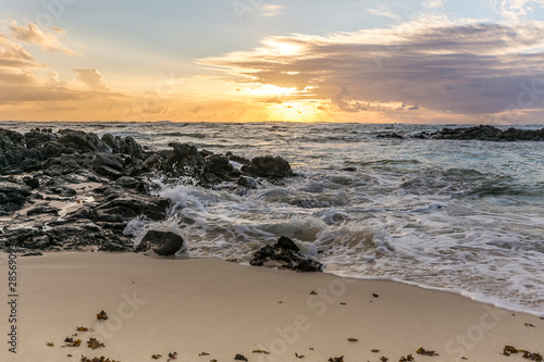 Fototapeta Naklejka Na Ścianę i Meble -  olas contra las rocas de la playa