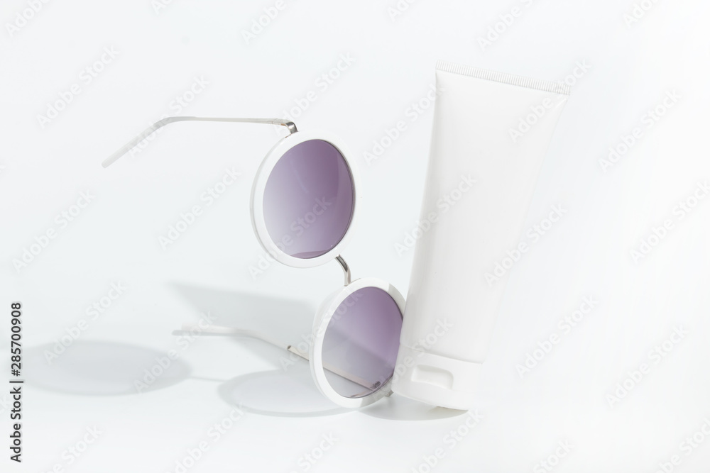 cosmetic mockup skincare cream lotion bottle pakage on white background, sunscreen protectionw with fashion sunglasses