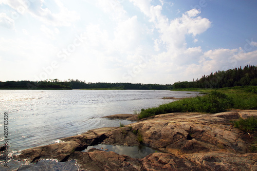 Canoé et rivière canadienne