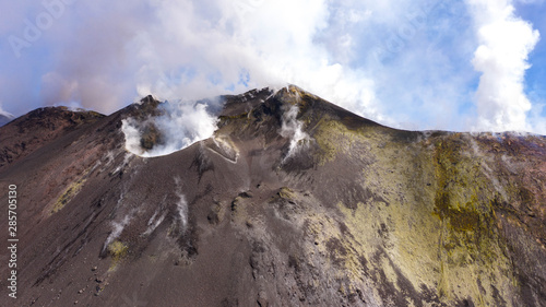 Il cratere del vulcano Etna in una panoramica aerea dall'alto photo