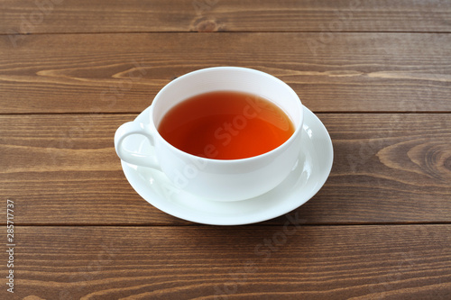 紅茶 ホット ティー カップ 木のテーブル