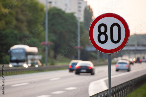 80km/h Speed limit sign a highway full of cars