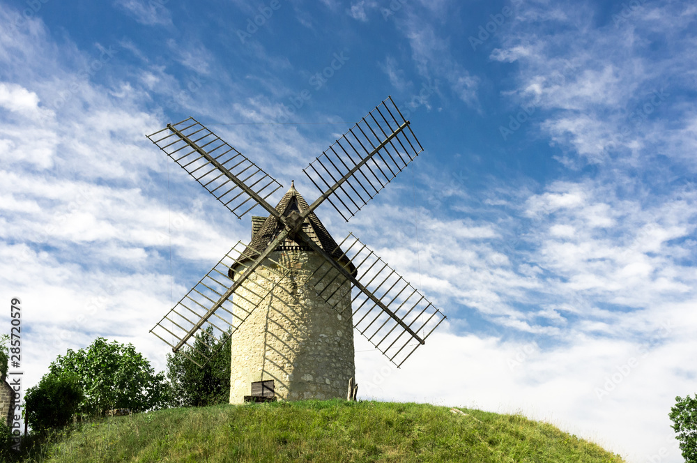 Moulin à vent sur une colline