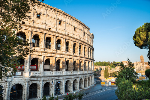 Photo Colosseum At Sunrise In Rome, Italy