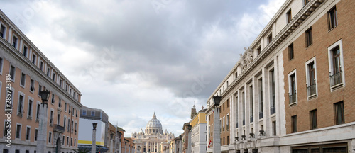 Perspectiva edificios fondo basílica Roma cielo nublado
