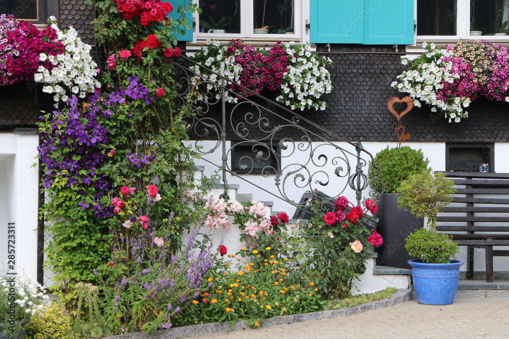 Haus und Garten, sommerlicher Blumenschmuck an einem Haus in den Österreichischen Alpen, Hausdekorationen