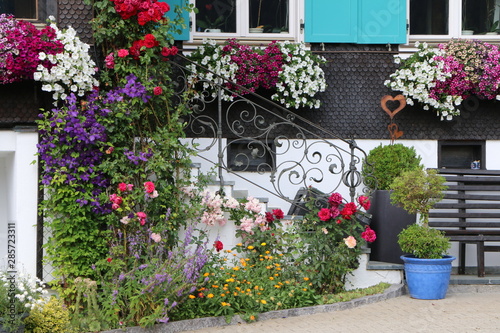 Fototapeta Naklejka Na Ścianę i Meble -  Haus und Garten, sommerlicher Blumenschmuck an einem Haus in den Österreichischen Alpen, Hausdekorationen