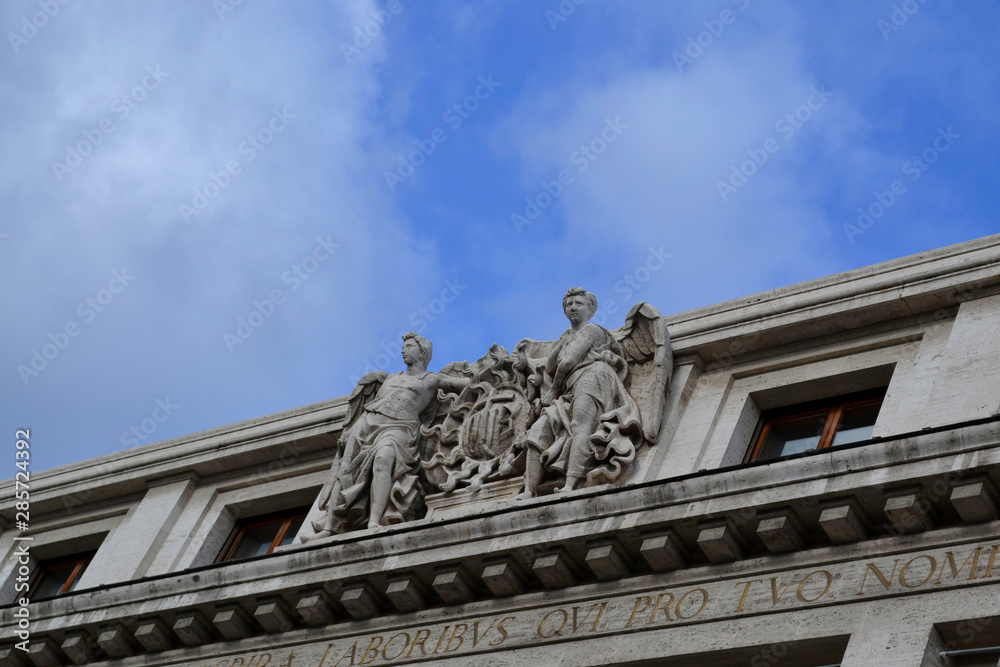 Escultura Adsis Christe eorumque aspira laboribus qui pro tuo nomine certant