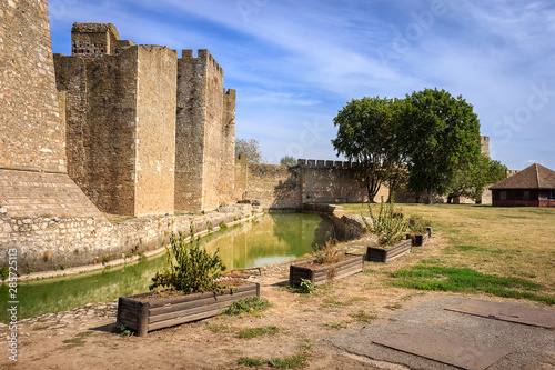 Quadro su tela Channel with green, reflective water surrounding ancient Smederevo fortress