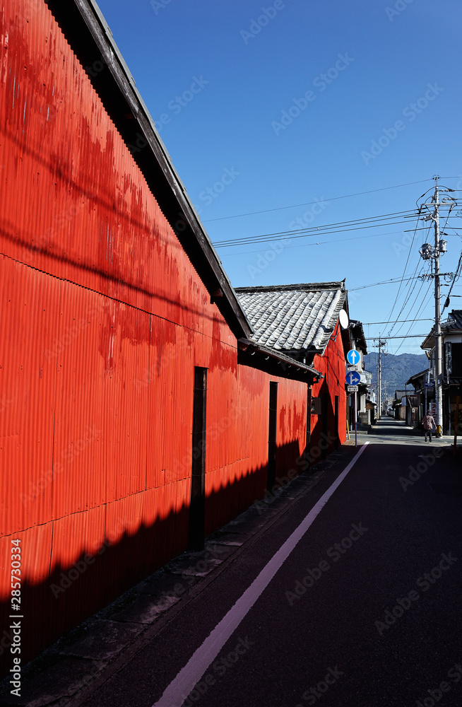 Obraz premium 赤い壁の通り / 山口県萩市