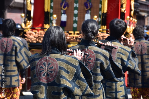 日本の岐阜県の高山市　世界遺産の高山祭　屋台と呼ばれる山車　美しい装飾と車輪