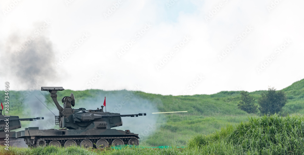 射撃する自走高射機関砲 射撃する自走高射機関砲
