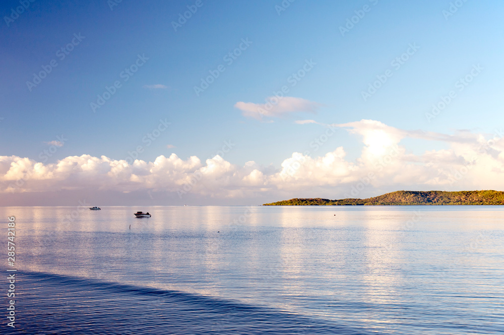 ニューカレドニア、モンドール、コルニッシュ海岸から見るバイイ島