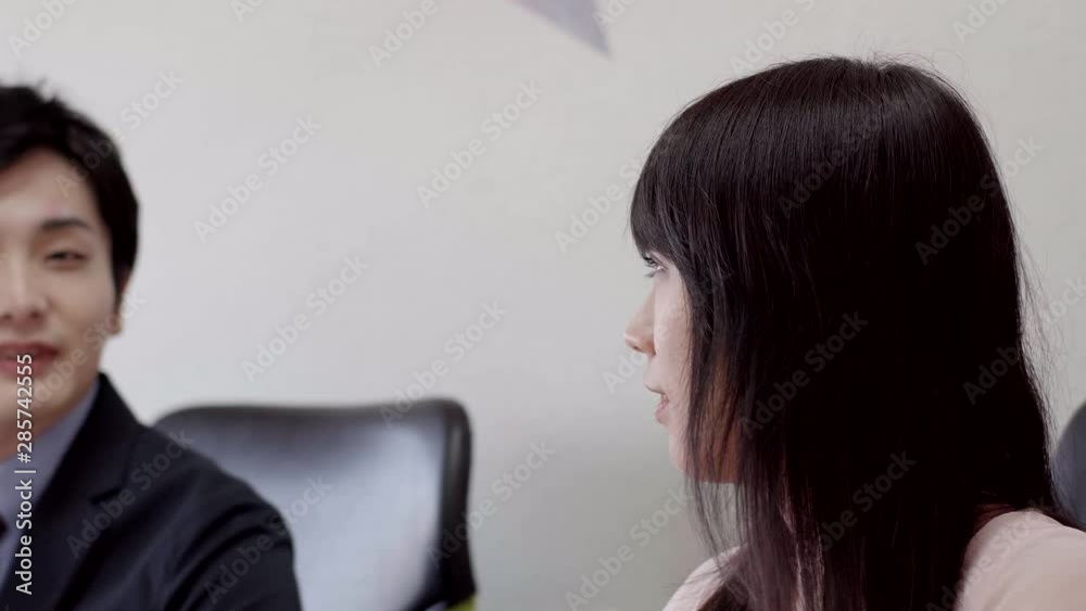 会議室で仕事をする日本人ビジネスマンの男女 会議室で仕事をする日本人ビジネスマンの男女