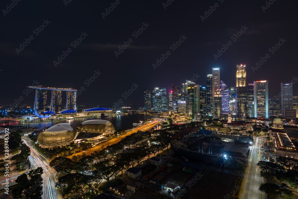 Fototapeta premium Singapore Skyline at magic hour