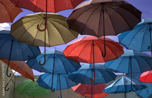 colorati ombrelli volano via photo