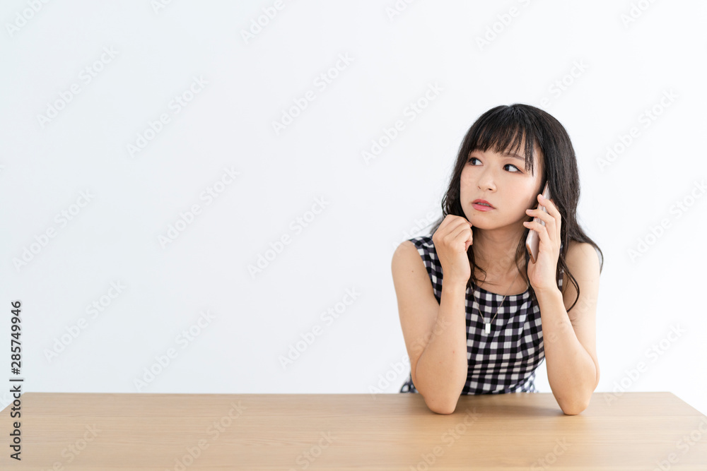 スマートフォンを使う女性 スマートフォンを使う女性