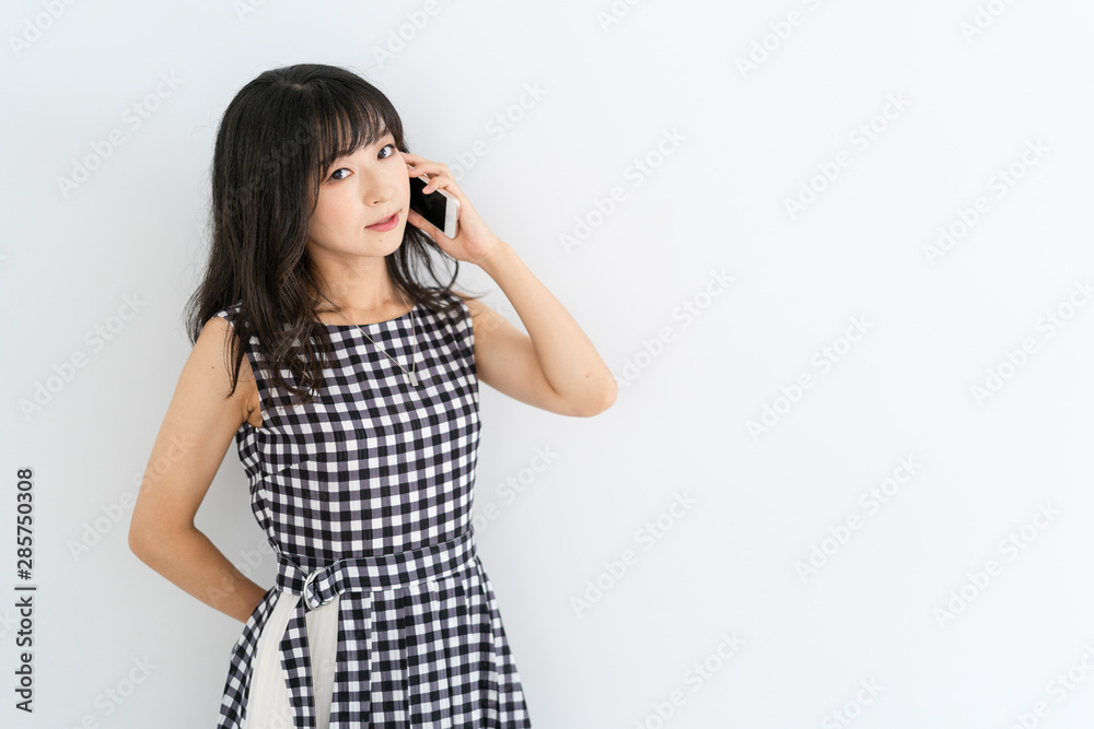 スマートフォンを使う女性 スマートフォンを使う女性