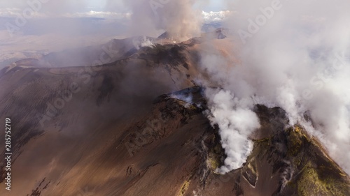 Il cratere del vulcano Etna in Sicilia in una panoramica dall'alto
