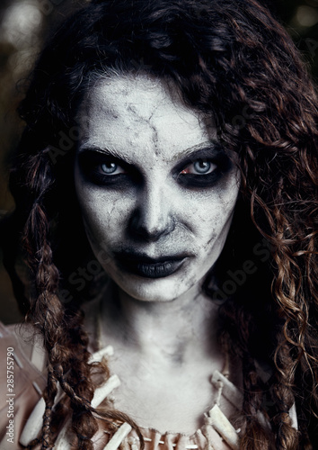 Konstfotografi Halloween theme: creepy grim voodoo witch