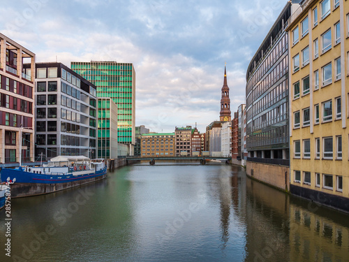 Houses and river in Hamburg downtown © Mustafa Kurnaz