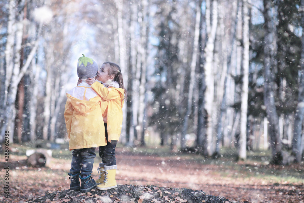 Fototapeta premium Kids walk in the park first snow