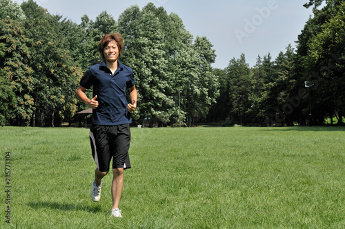 ジョギングする若い男
