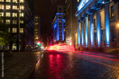 Soirée dans les rues de Montréal après une pluie avec édifice illuminée en bleu