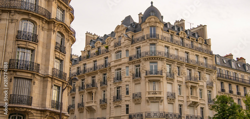 Canvas Print Eiffel tower between Parisian tenement old street alley and buildings