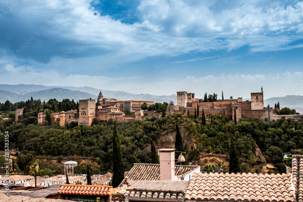 Vista panoramica de La Alhambra desde el mirador de Albaicin en Granada