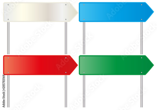 Señales de tráfico vacías de color blanco, azul, verde y rojo.
