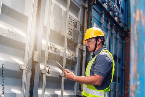 Fotografi engineer inspect container