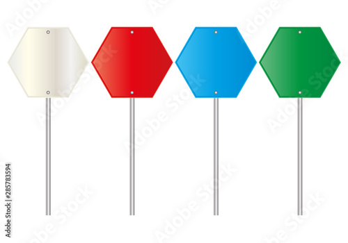 Señales de tráfico vacías de color blanco, azul, verde y rojo.