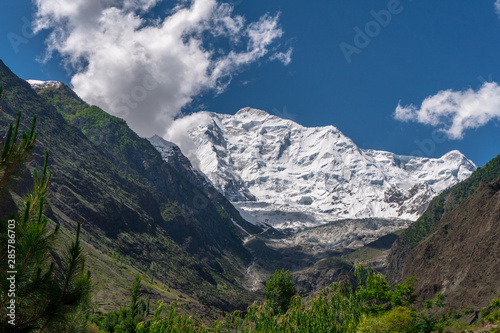 Snowy and green mountains in a valley © Hira