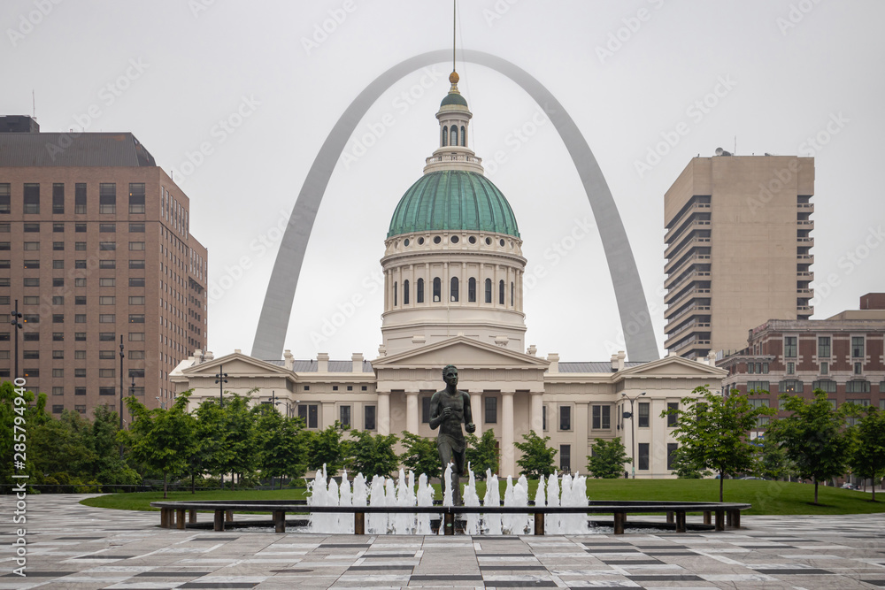 Saint Louis arch, Missouri, USA, cloudy spring day - obrazy, fototapety, plakaty 
