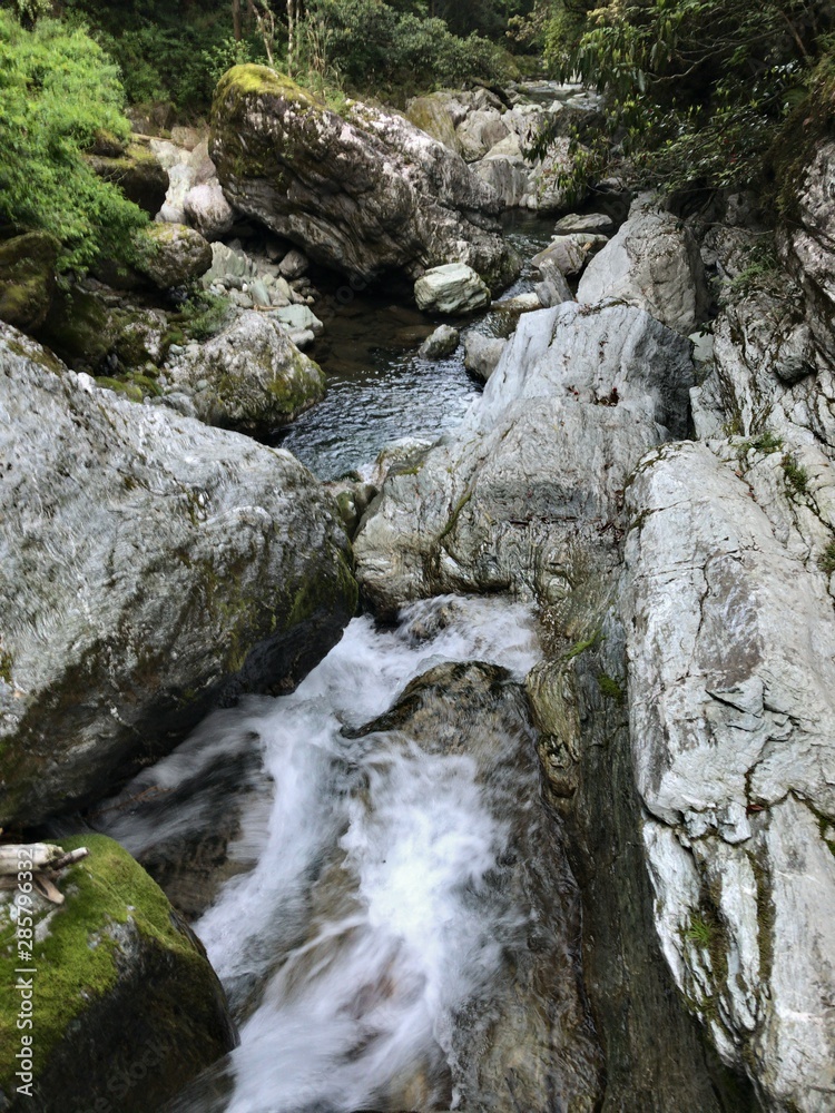 にこ淵の清流(川下りの風景) にこ淵の清流(川下りの風景)