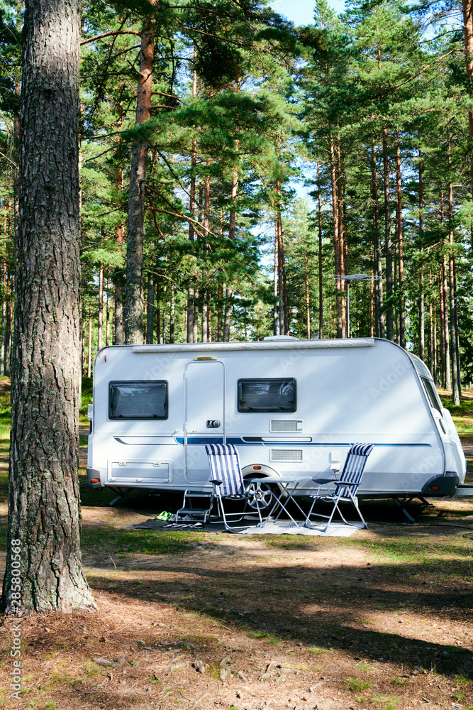 Camping Wohnwagen Natur Wald mit Tisch und Stühlen
