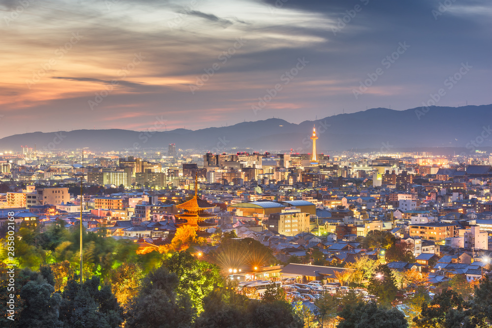 Fototapeta premium Kioto, Japonia panoramę o zmierzchu.